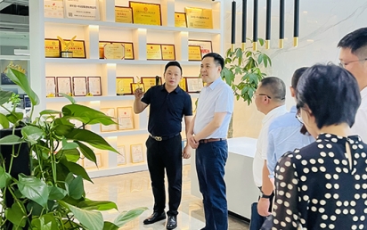 龙华民治街道张高攀书记莅临优胜客考察、指导，助力优胜客持续健康发展！